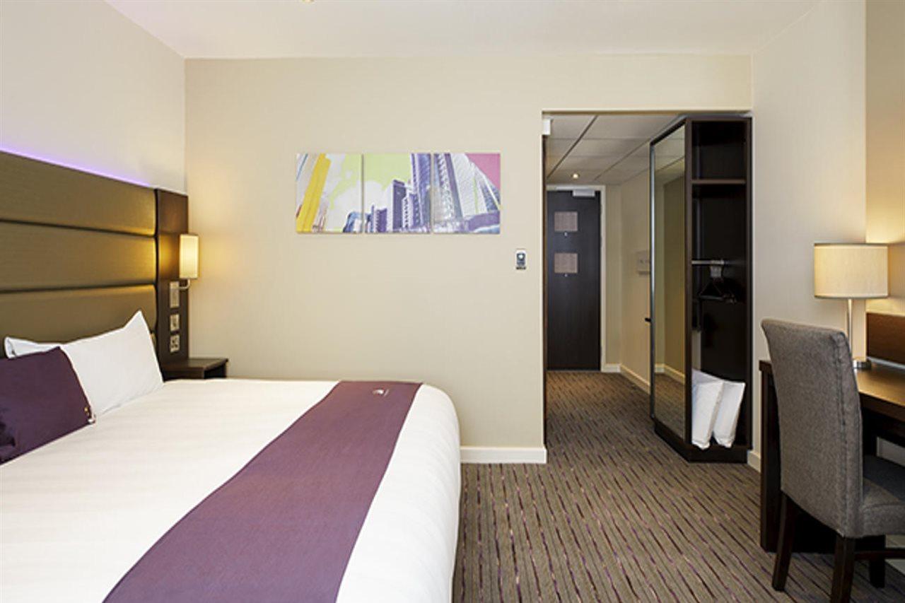 Premier Inn Watford Central Bagian luar foto