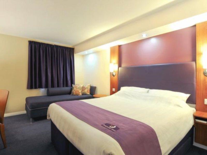 Premier Inn Watford Central Bagian luar foto
