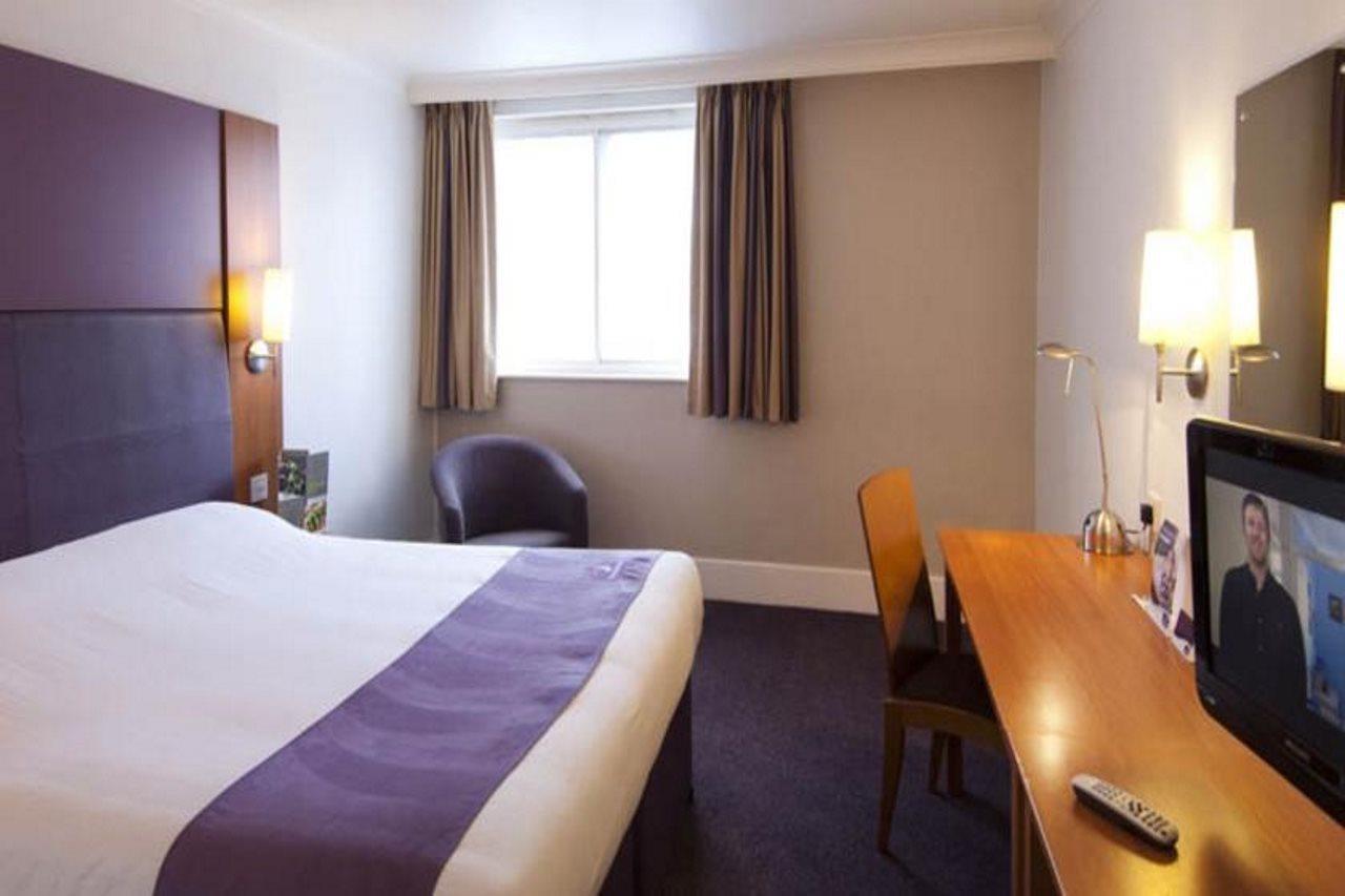 Premier Inn Watford Central Bagian luar foto