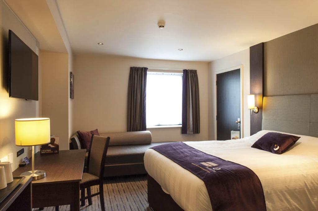 Premier Inn Watford Central Bagian luar foto