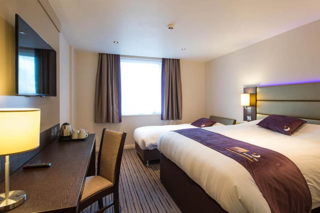 Premier Inn Watford Central Bagian luar foto