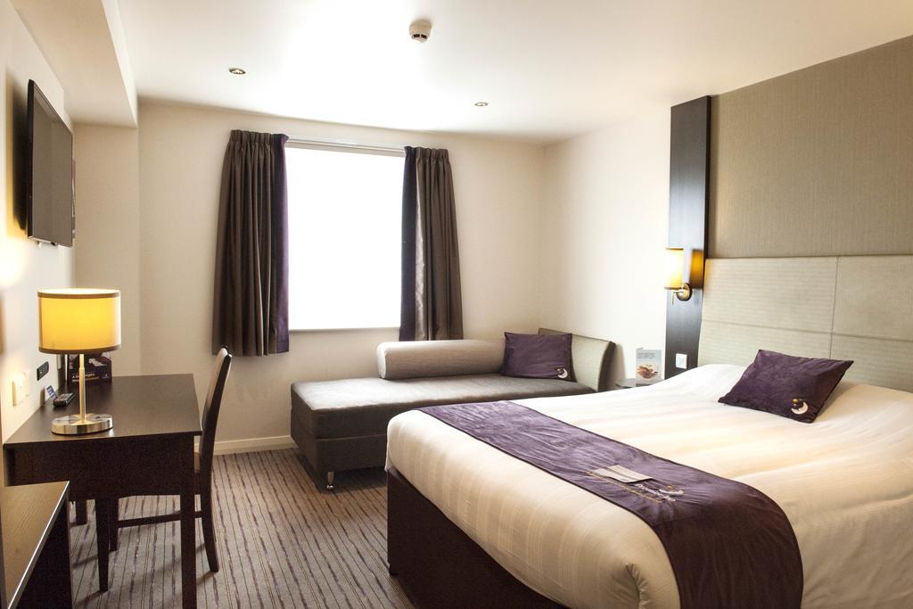 Premier Inn Watford Central Bagian luar foto