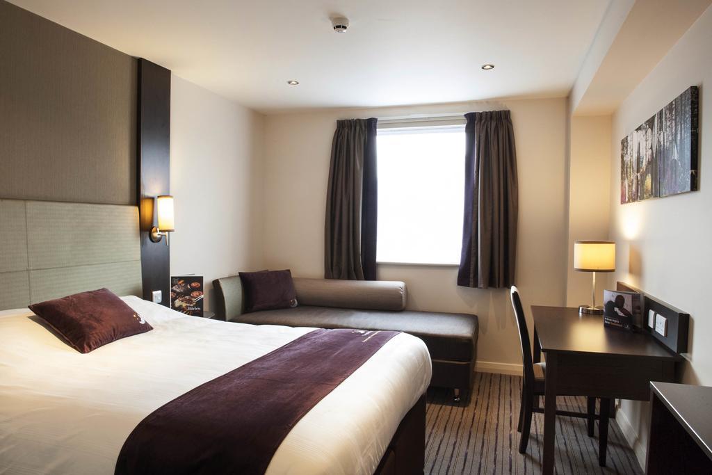 Premier Inn Watford Central Bagian luar foto