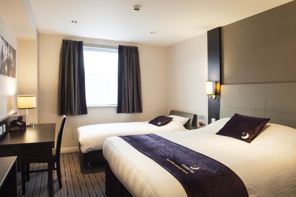 Premier Inn Watford Central Bagian luar foto