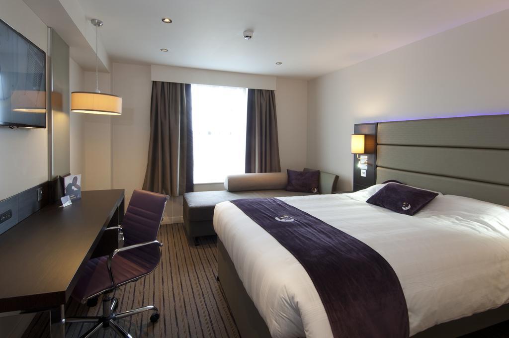 Premier Inn Watford Central Bagian luar foto