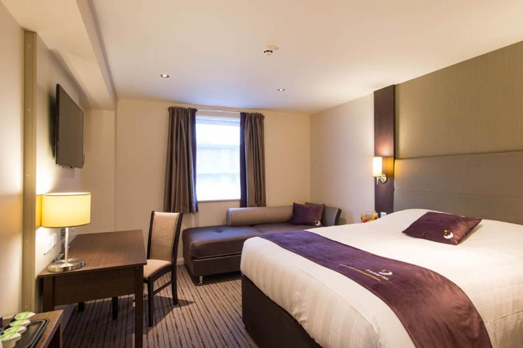 Premier Inn Watford Central Bagian luar foto